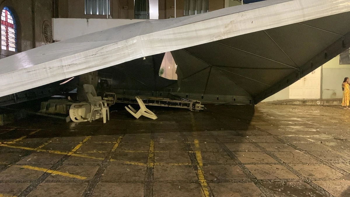 Vento derrubou estrutura de tendas e telões montados fora da igreja para fiéis acompanharem ao Tríduo Pascal na igreja matriz de Castelo por Divulgação/Diocese de Cachoeiro de Itapemirim