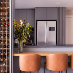 Longe de serem apenas espaços de armazenamento, o mobiliário personalizado se torna elemento de destaque na decoração, agregando elegância e utilidade aos lares