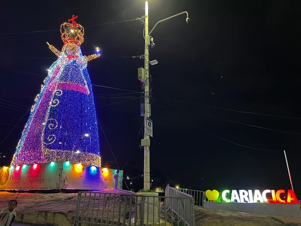 Santa Iluminada para a Festa da Penha 2025 por Cláudio Postay