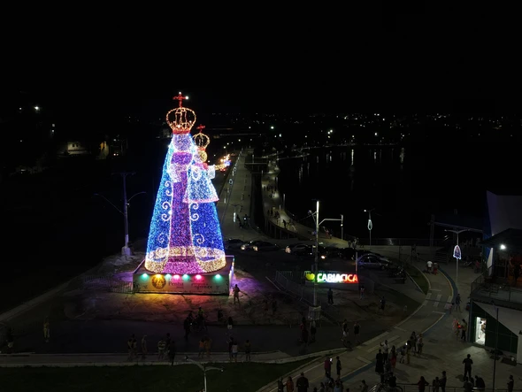 Santa Iluminada para a Festa da Penha 2025 por Cláudio Postay