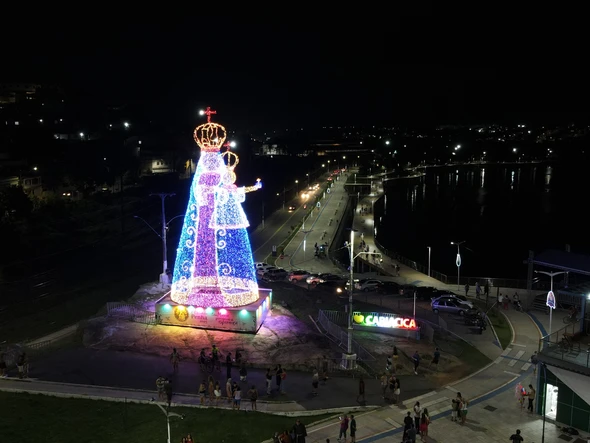 Santa Iluminada para a Festa da Penha 2025 por Cláudio Postay