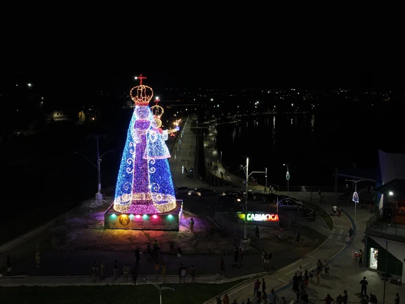 Santa Iluminada para a Festa da Penha 2025 por Cláudio Postay
