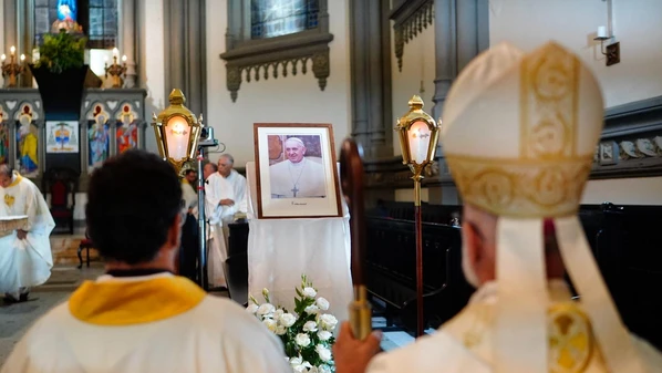 Com igreja lotada, celebração de sufrágio pela alma do pontífice foi realizada no início da noite desta segunda-feira (21) por Dom Andherson Franklin