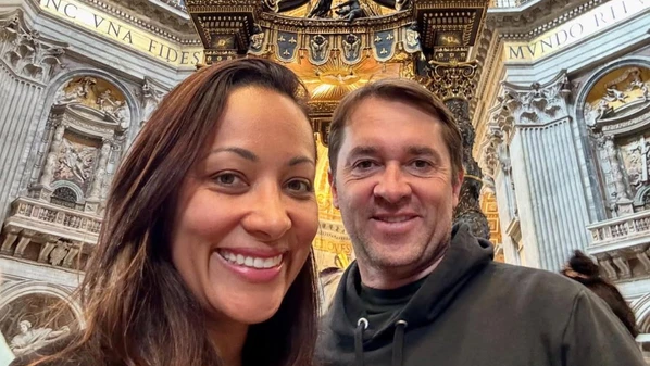 Fabíola de Paula e Mário Bonella estavam na missa no Vaticano, na manhã de 13 de abril, quando foram surpreendidos pelo aparecimento do pontífice; veja vídeo