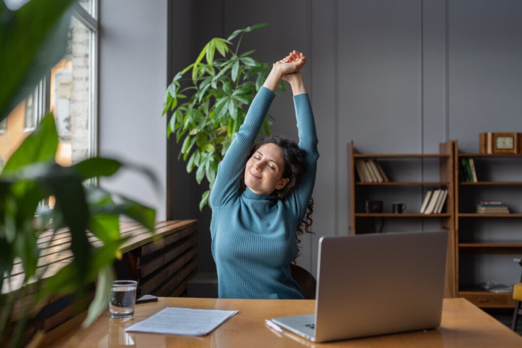 As pausas regulares no trabalho podem ajudar a melhorar a produtividade e o bem-estar (Imagem: DimaBerlin | Shutterstock)
