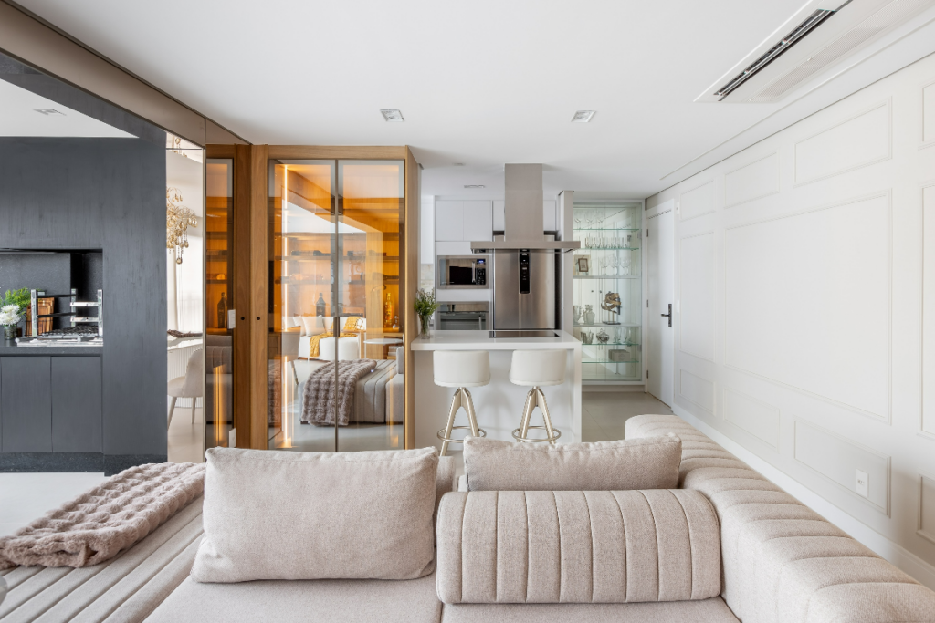 As portas espelhadas deixam o ambiente mais elegante (Projeto: Escritório Martins Galera Arquitetura | Imagem: Vitor Guilherme)
