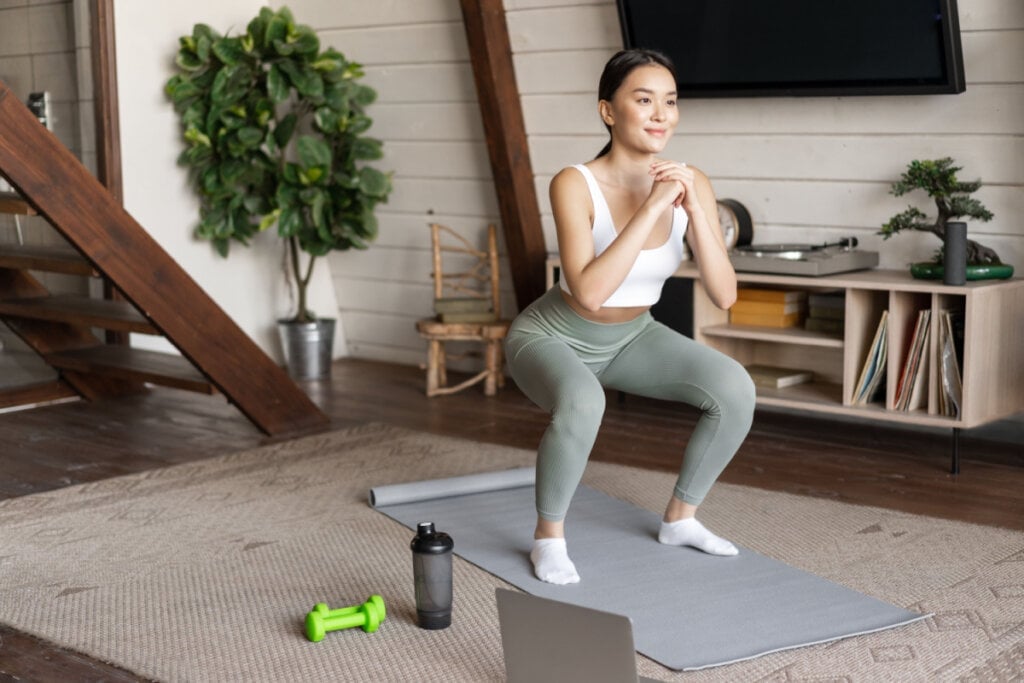 O agachamento fortalece pernas, quadris e glúteos, músculos fundamentais para a propulsão na corrida (Imagem: Mix and Match Studio | Shutterstock)