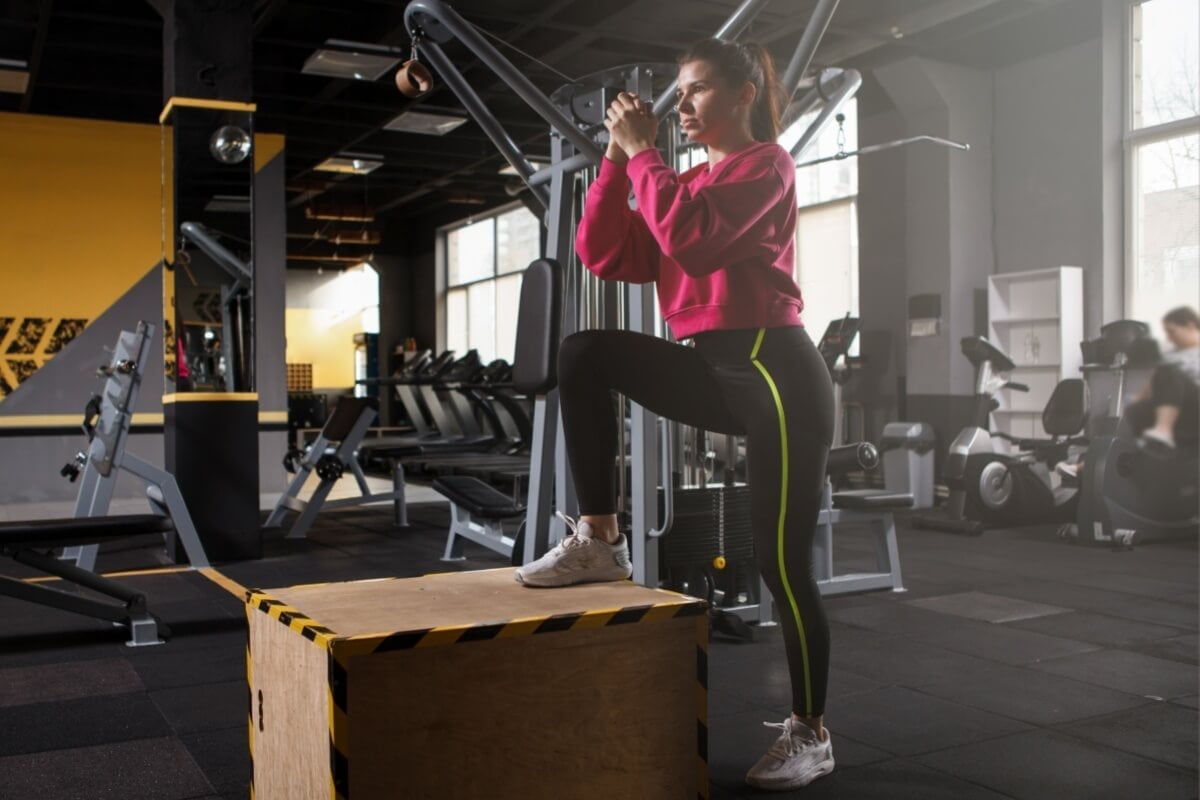 Os exercícios de fortalecimento aumentam a força muscular e a estabilidade do corpo (Imagem: Ihor Bulyhin | Shutterstock)