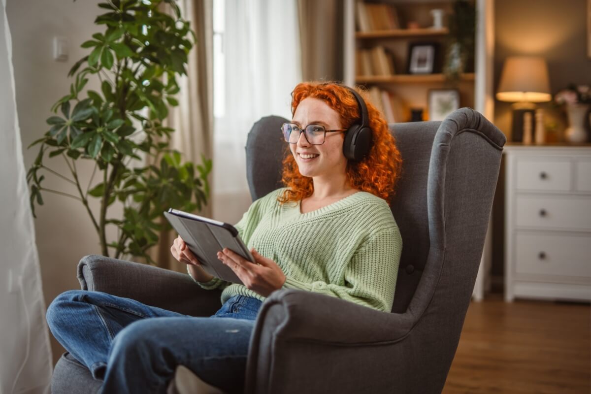 Reconhecer o TEA na fase adulta é um passo importante para garantir direitos e inclusão (Imagem: Miljan Zivkovic | Shutterstock)
