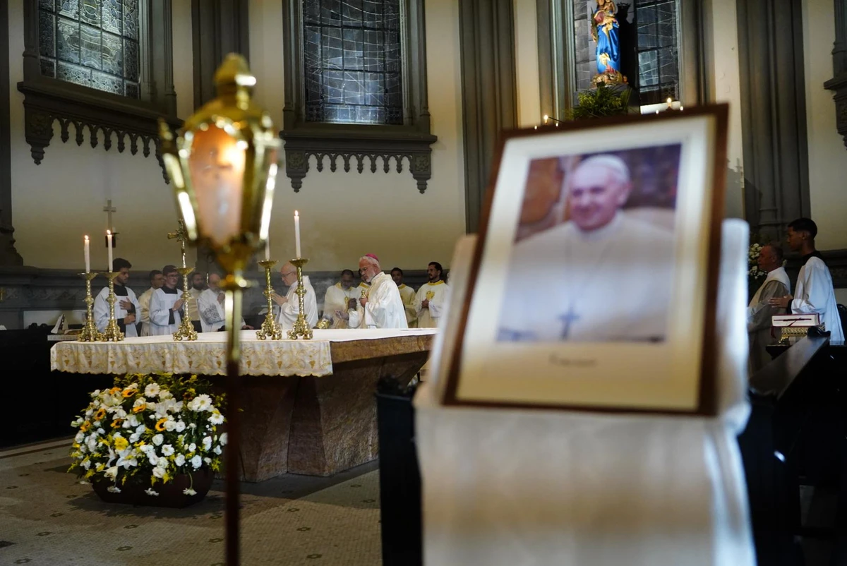Missa em homenagem ao papa Francisco na Catedral de Vitória por Vitor Jubini