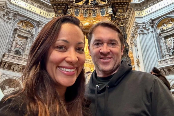 Os apresentadores do Bom Dia ES, Fabíola de Paula e Mário Bonella, durante visita ao Vaticano na Semana Santa