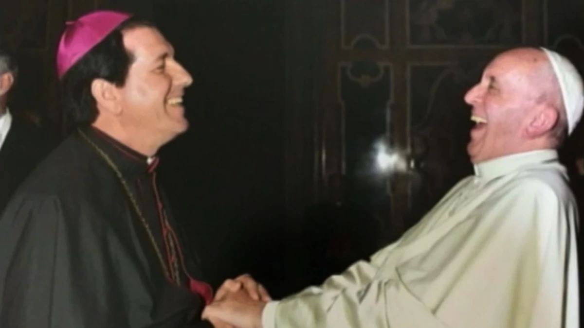 Papa Francisco sorridente após 'brincadeira' de Dom Paulo em encontro no fim de 2016, em Roma