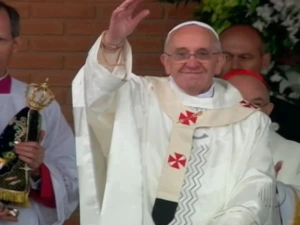 Papa Francisco usou peças confeccionadas por fábrica do ES