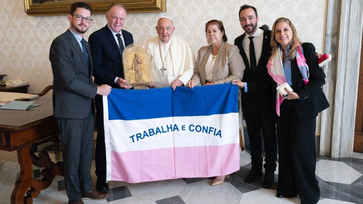 Pontífice abençoou bandeira do Espírito Santo durante visita do governador ao Vaticano no ano passado