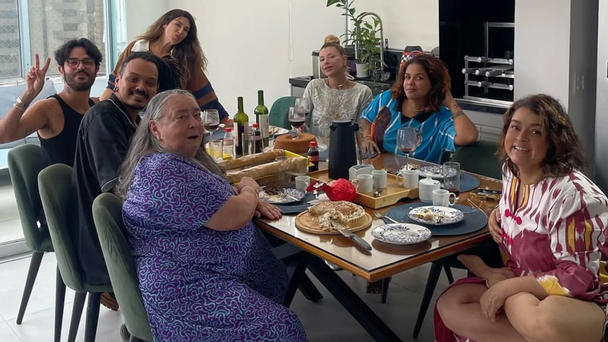 Preta Gil celebra Páscoa em casa com família e amigos