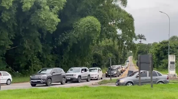 Trânsito intenso na saída da ES 490, em Cachoeiro de Itapemirim