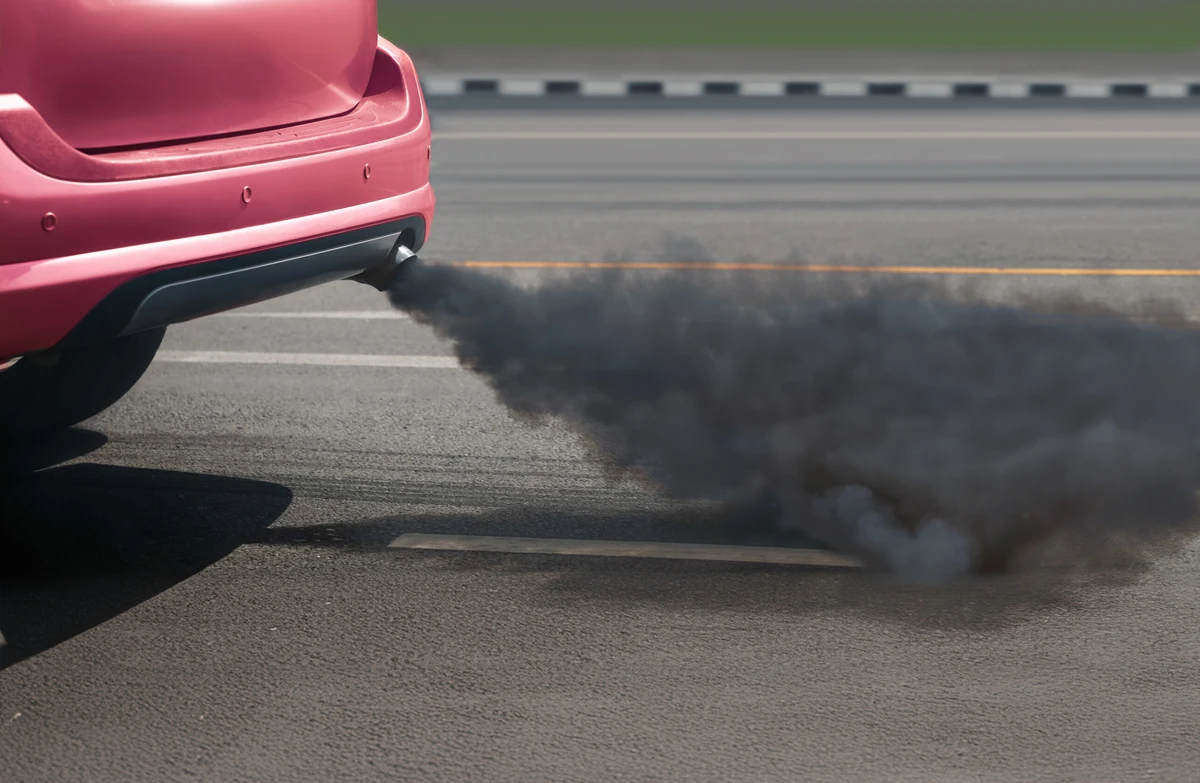 Escapamento de carro a combustão