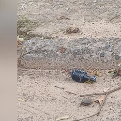 A Polícia Militar desconfia que o material explosivo tenha sido feita de forma artesanal e improvisada, já que havia um pino de borracha