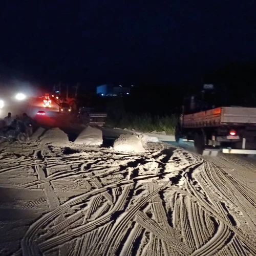 Imagem - Via é interditada após carga cair de caminhão e atingir motociclista em Cachoeiro