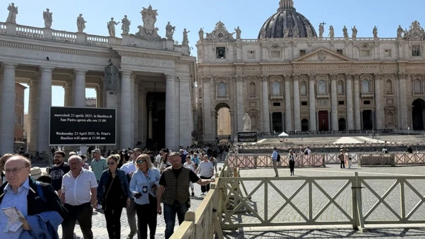Jornalista Luciane Ventura desembarcou na capital italiana no mesmo dia em que a morte do Papa Francisco foi anunciada; ela descreveu movimentação intensa no Vaticano e emoção dos fiéis