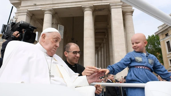 Mais de 35 mil fiéis alinharam-se nos corredores dentro da Praça São Pedro no domingo enquanto o papa fazia seu passeio