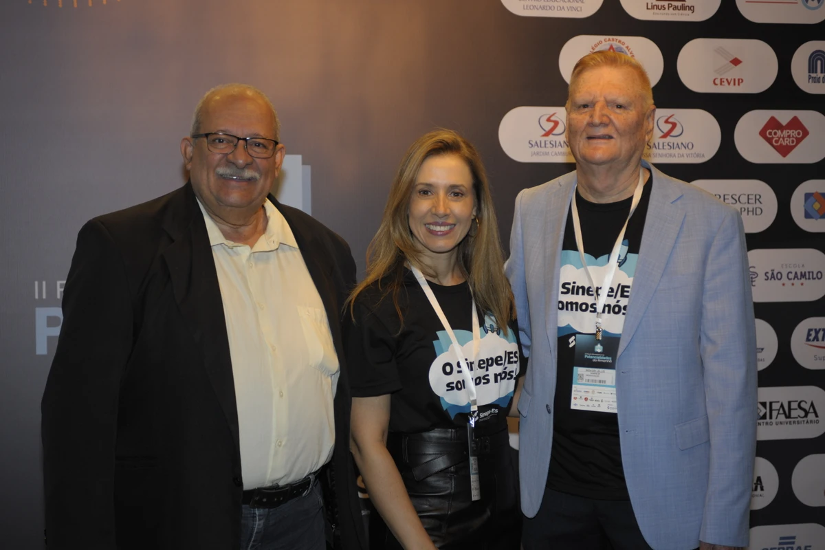 Antônio Eugênio Cunha, pres da Fenep, Roberta Bonelli, vice-pres do Sinepe, e Moacir Lellis, pres do Sinepe