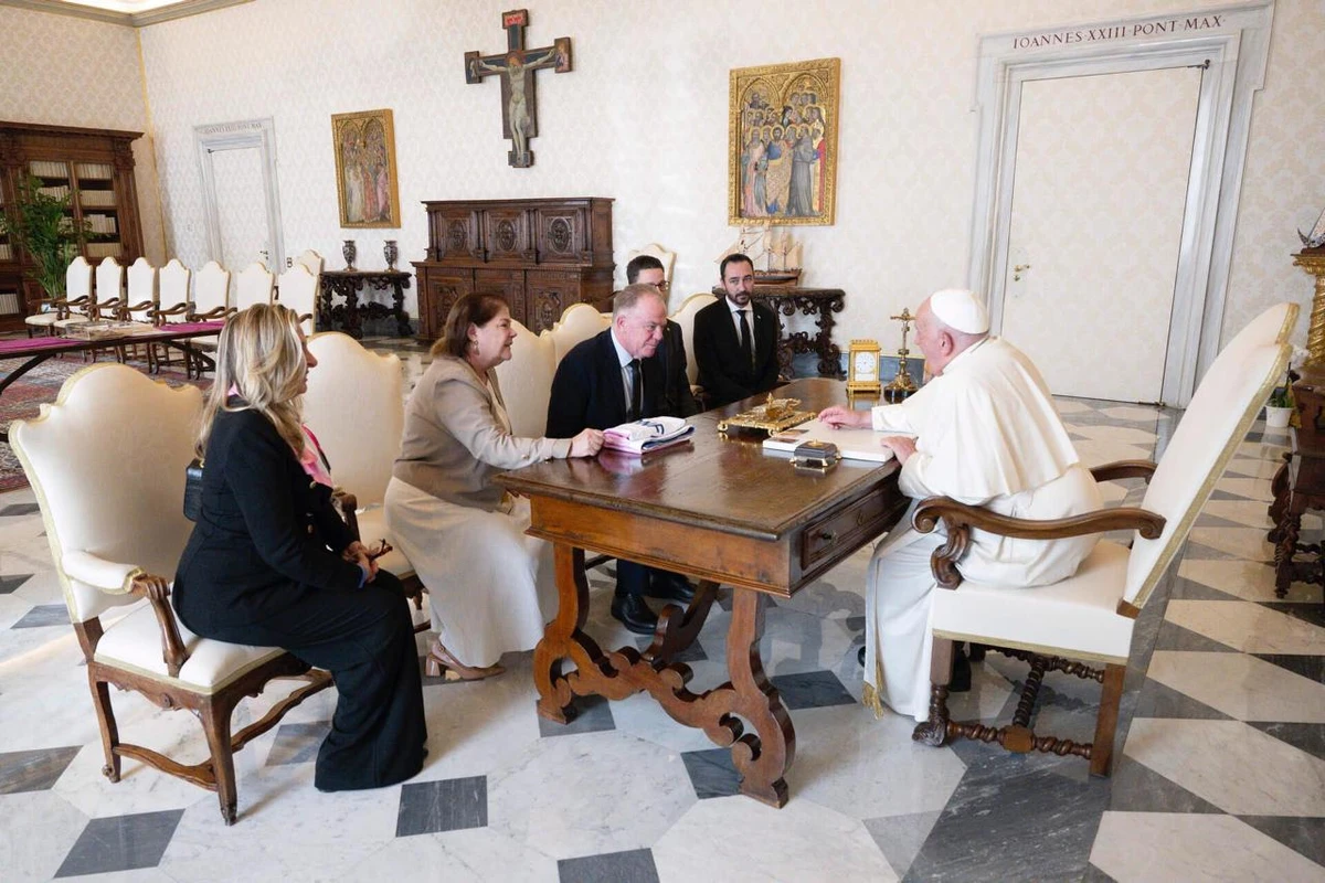 Comitiva do ES durante a conversa com o papa Franscico em novembro de 2024