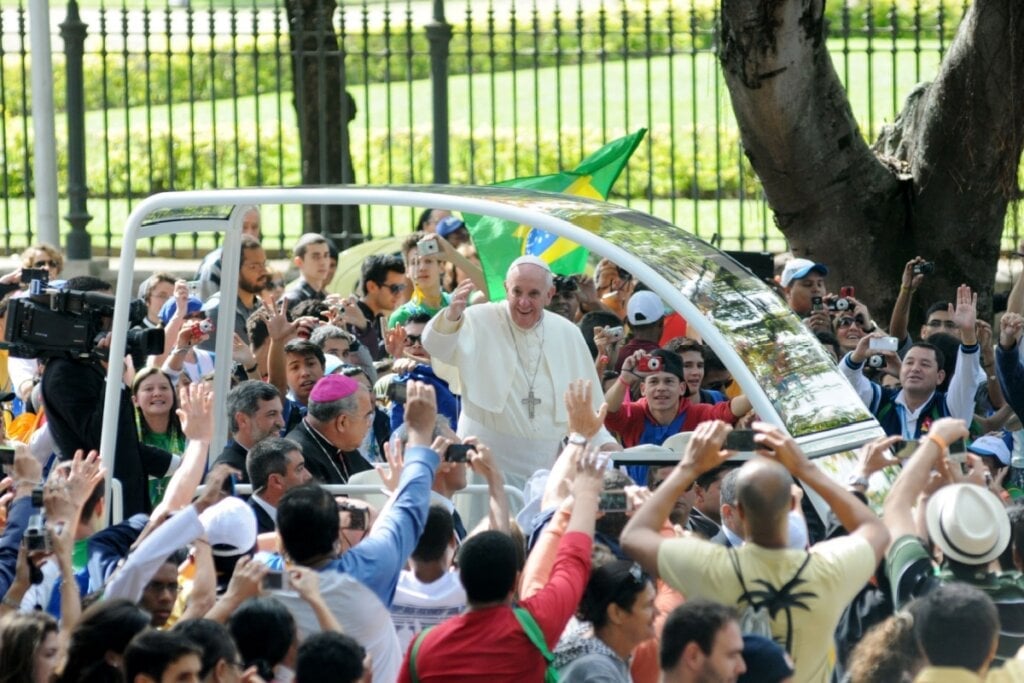 A primeira viagem internacional apostólica do Papa Francisco foi ao Brasil, durante a Jornada Mundial da Juventude (Imagem: A.PAES | Shutterstock)