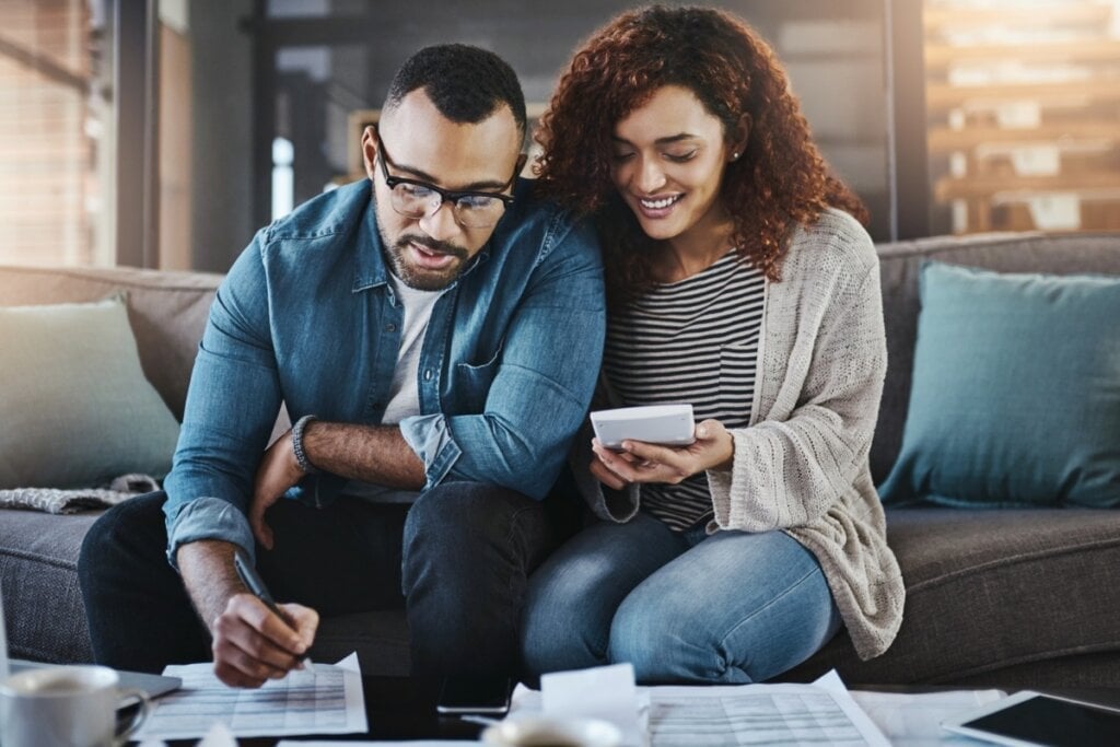 Compreender quais são os tipos de financiamento faz a diferença na hora de comprar a casa própria  (Imagem: PeopleImages.com &#8211; Yuri A | Shutterstock) 