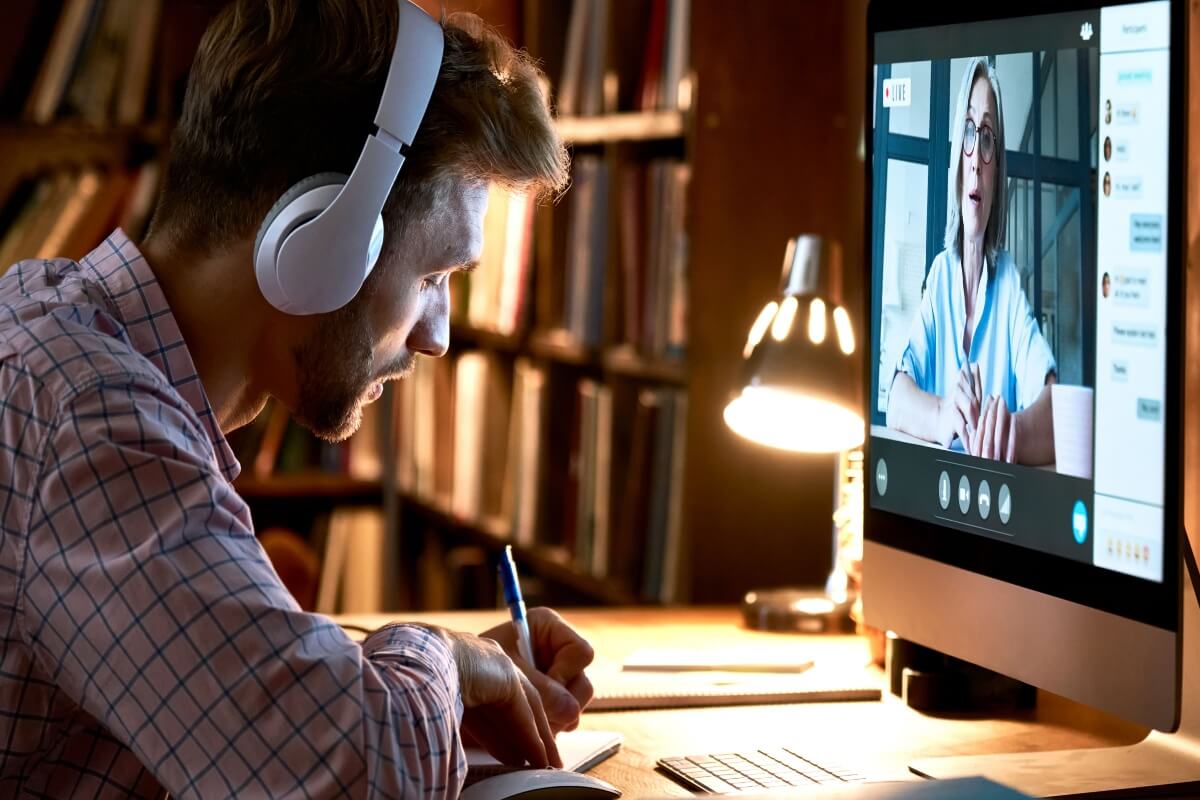É fundamental analisar se o curso escolhido está em sintonia com suas expectativas e habilidades (Imagem: Ground Picture | Shutterstock)