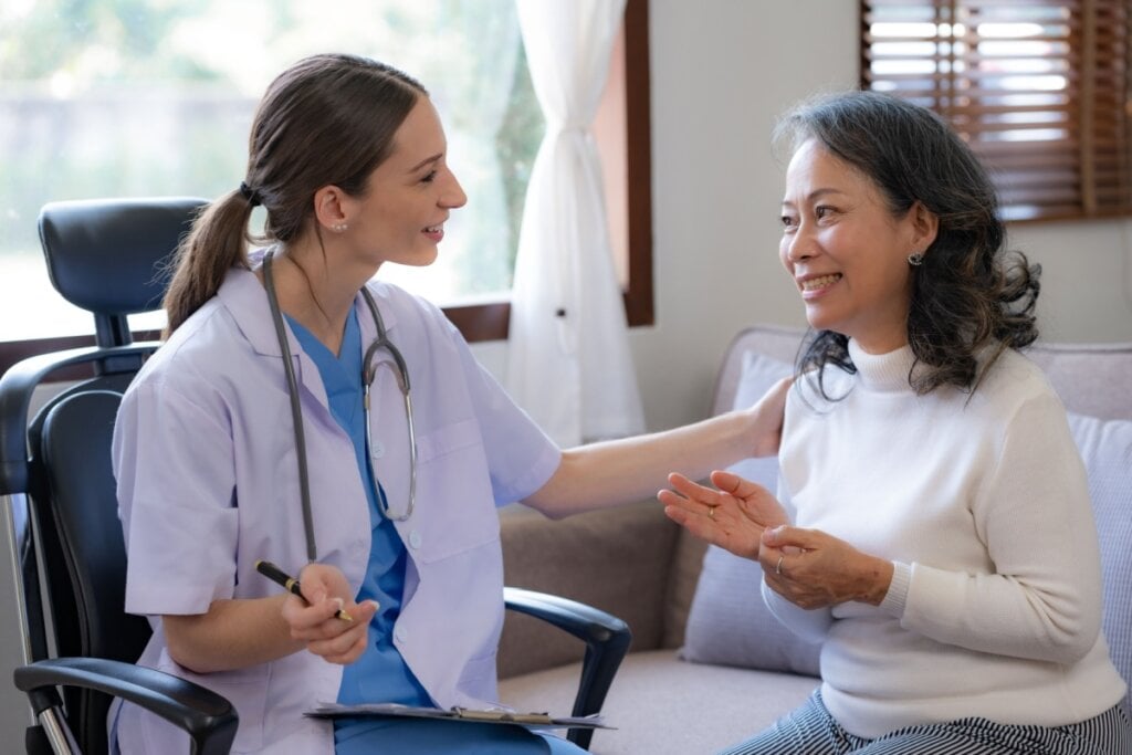 É importante consultar um médico ao identificar os sintomas da esclerose múltipla (Imagem: Premreuthai | Shutterstock)