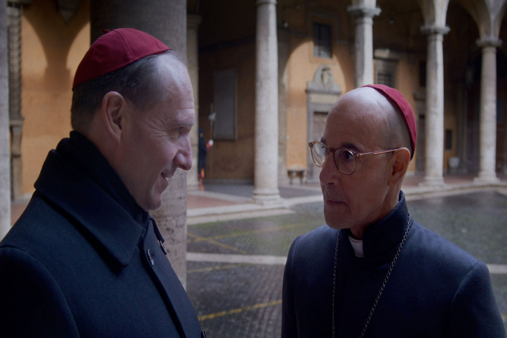 Em “Conclave”, o cardeal Thomas Lawrence lidera o Conclave em meio a intrigas políticas e conspirações (Imagem: Reprodução digital | Prime Video)