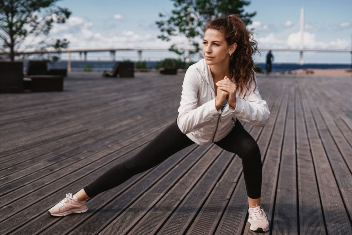 Os exercícios físicos devem fazer parte da rotina (Imagem: muse studio | Shutterstock)