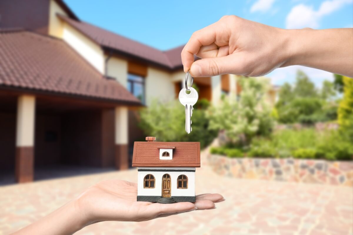 Planejamento, disciplina e análise são essenciais para realizar o sonho de comprar a casa própria (Imagem: New Africa | Shutterstock) 