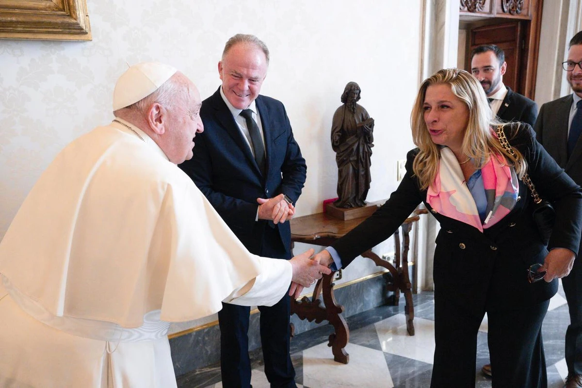 Stella Miranda visitou o Vaticano como chefe de cerimonias do governo do Estado