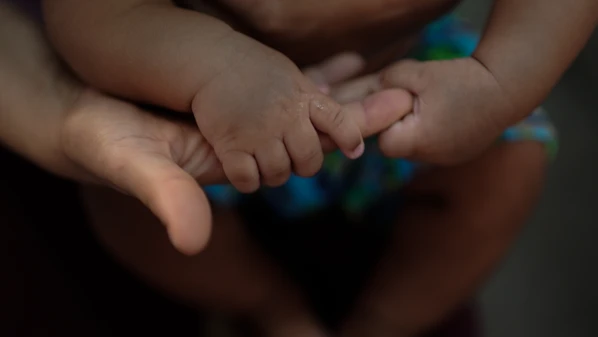 Chatbots simulavam ser crianças e desenvolviam conversas de tom eróticos com usuários. Expressões como "Safadinha", "Bebezinha" e "Minha Novinha" estavam sendo testadas e comprovaram tendência a conversas controversas