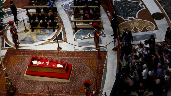 Conforme o Vaticano, Jorge Mario Bergoglio está sendo velado em um caixão aberto feito de madeira e zinco, na Basílica de São Pedro