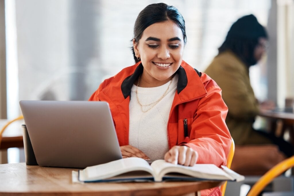 Ampliar o vocabulário é fundamental para interpretar os textos do Enem (Imagem: PeopleImages.com &#8211; Yuri A | Shutterstock)