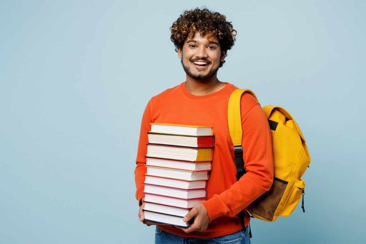 Compreender como os autores exigidos no Enem escrevem aumenta as chances de acerto na prova (Imagem: ViDI Studio | Shutterstock) 