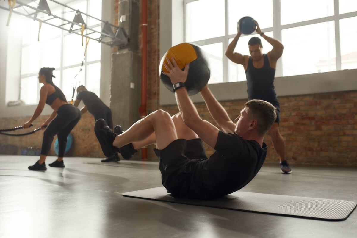 O treino full body é ideal para quem não tem muito tempo disponível para a academia (Imagem: BAZA Production | Shutterstock)