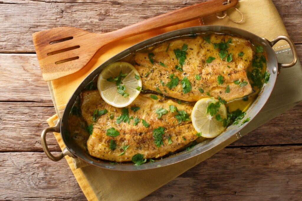 Truta apimentada ao molho de manteiga (Imagem: AS Foodstudio | Shutterstock)