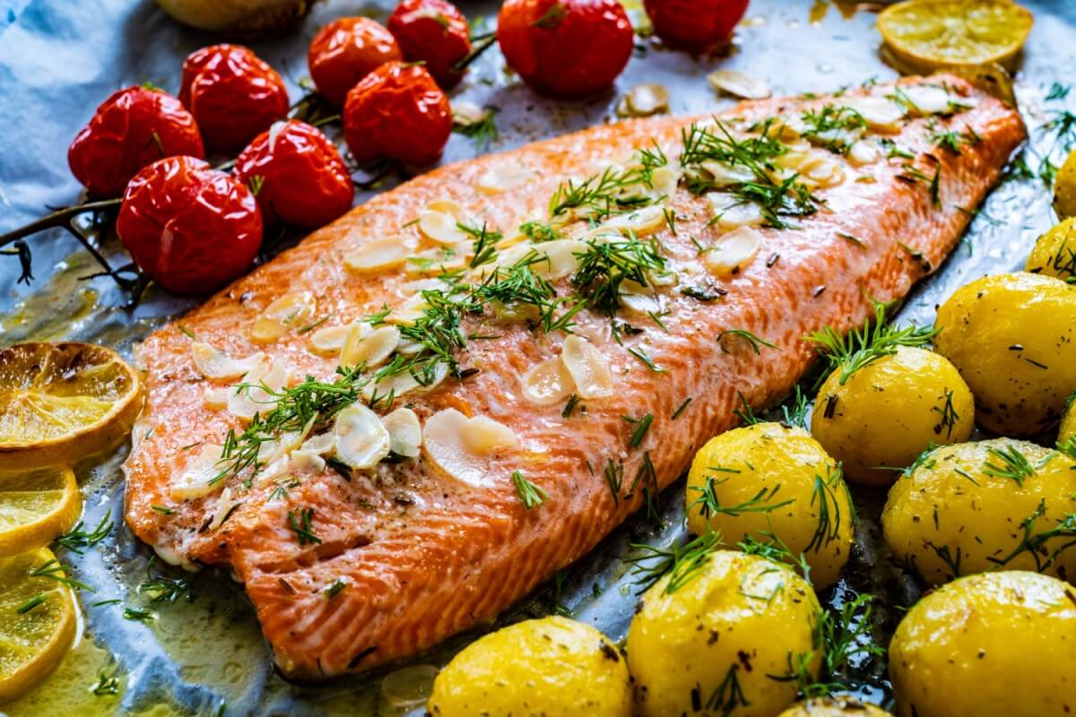 Truta assada com batatas (Imagem: Jacek Chabraszewski | Shutterstock)