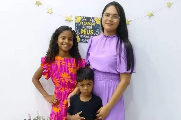 Mirian Lira, 36, com os filhos Evely, 13, e Luís Fernando, 7; crianças morreram após comer ovo de chocolate envenenado