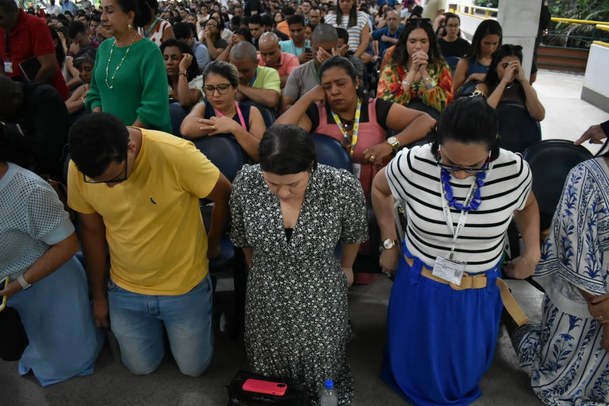 Momento de fé e adoração durante Seminário Grupo de Louvores ICM
