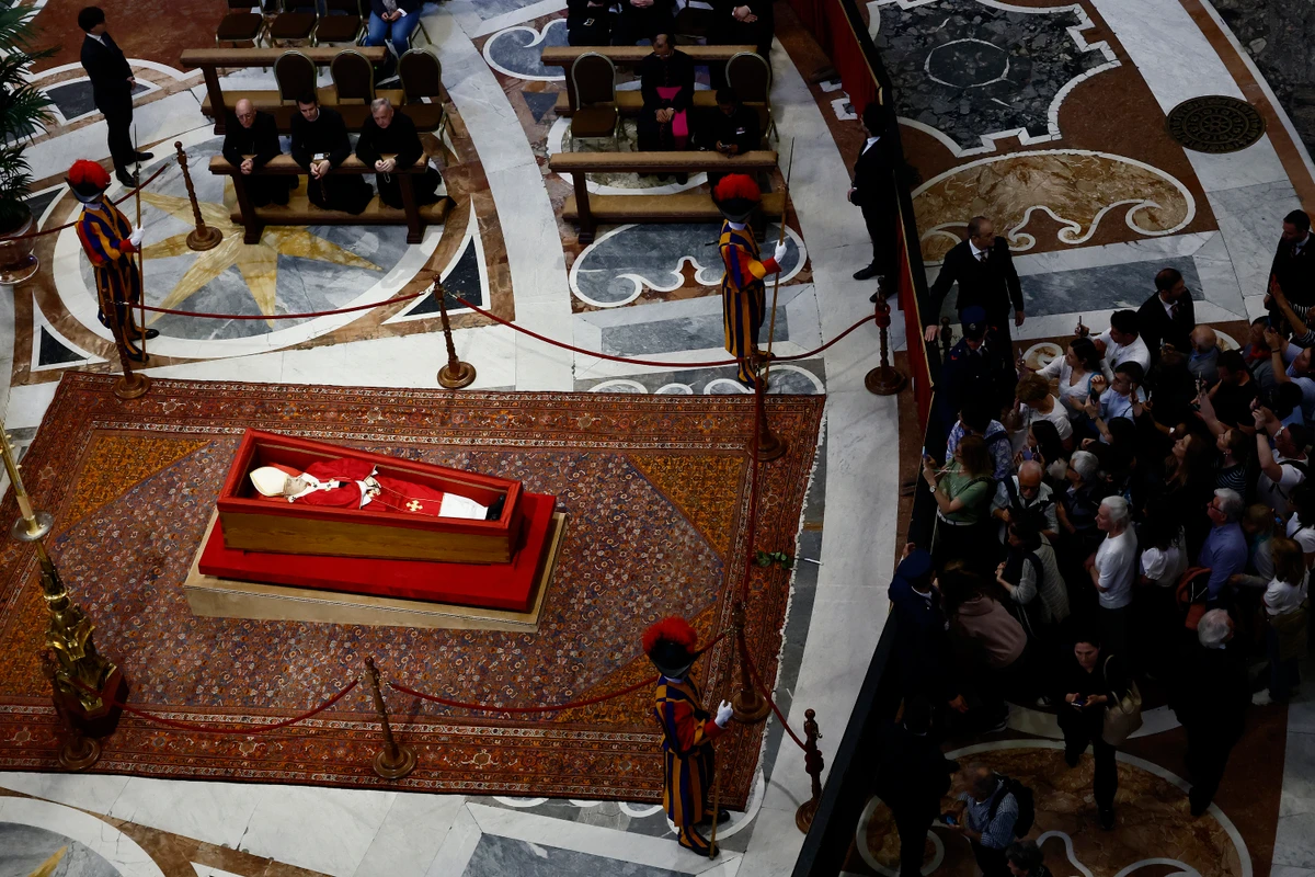 Pessoas fazem fila para prestar homenagem ao falecido Papa Francisco, que é velado na Basílica de São Pedro, no Vaticano