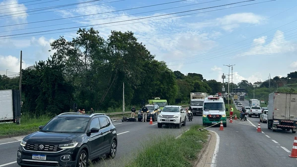 A ocorrência foi registrada às 7h35 desta quinta-feira (24). Segundo a PRF, uma segunda vítima envolvida no acidente não se feriu