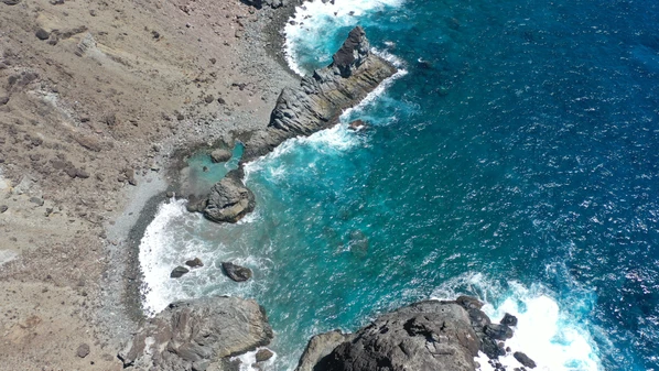 "O Plástico Ilhado em Nós", dirigido pelo jornalista Emerson Cabral, conta com podcast, videocast, materiais educativos e um documentário. Parte do projeto foi gravado na Ilha da Trindade, a 1.200 km do litoral do Espírito Santo