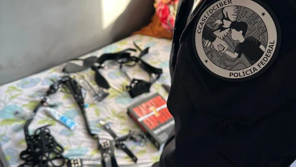 Um jovem de 19 anos investigado na ação foi levado para a delegacia; dois celulares foram apreendidos na casa dele e vão passar por perícia