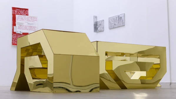 Galeria reúne mais de 40 obras e mostra como artistas capixabas transformam o cotidiano urbano em linguagem visual contemporânea