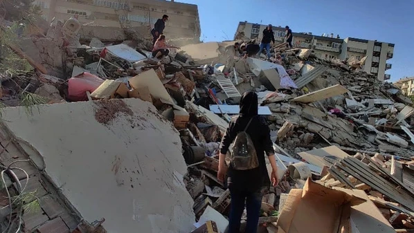 Mais de 150 pessoas ficaram feridas ao tentar pular de prédios, assustadas pelo tremor, segundo o gabinete do governador de Istambul,